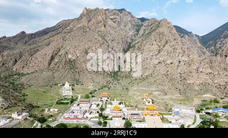 220712 -- BANNER DI SINISTRA ARAXAN, 12 luglio 2022 -- foto aerea scattata l'11 luglio 2022 mostra il tempio Guangzong nella bandiera di sinistra di Araxan, regione autonoma della Mongolia interna della Cina settentrionale. TEMPIO CINESE-INTERNO DEL BUDDHISMO MONGOLIA-TIBETANO CN BEIXHE PUBLICATIONXNOTXINXCHN Foto Stock