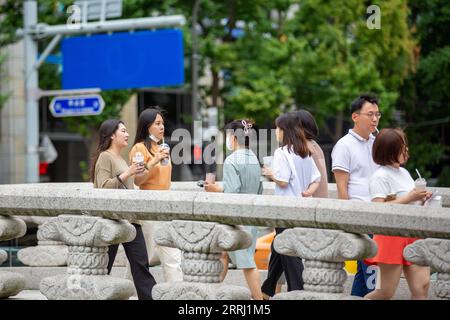 220712 -- SEOUL, 12 luglio 2022 -- la gente cammina in una strada a Seoul, Corea del Sud, 12 luglio 2022. La Corea del Sud ha riportato 37.360 nuovi casi di COVID-19 a partire da mezzanotte lunedì rispetto a 24 ore fa, aumentando il numero totale di infezioni a 18.561.861, le autorità sanitarie hanno detto martedì. COREA DEL SUD-SEOUL-COVID-19-CASI WangxYiliang PUBLICATIONxNOTxINxCHN Foto Stock