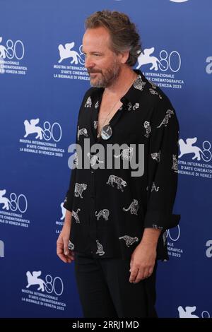 Lido di Venezia, Italia. 8 settembre 2023. Peter Sarsgaard partecipa a una photocall per il film "memoria" alla 80° Mostra Internazionale d'Arte cinematografica di Venezia l'8 settembre 2023 a Venezia. © foto: Cinzia Camela. Credito: Live Media Publishing Group/Alamy Live News Foto Stock