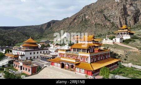 220712 -- BANNER DI SINISTRA ARAXAN, 12 luglio 2022 -- foto aerea scattata l'11 luglio 2022 mostra il tempio Guangzong nella bandiera di sinistra di Araxan, regione autonoma della Mongolia interna della Cina settentrionale. TEMPIO CINESE-INTERNO DEL BUDDHISMO MONGOLIA-TIBETANO CN BEIXHE PUBLICATIONXNOTXINXCHN Foto Stock