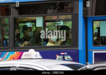 220712 -- SEOUL, 12 luglio 2022 -- i passeggeri che indossano maschere facciali sono visti su un autobus a Seoul, Corea del Sud, 12 luglio 2022. La Corea del Sud ha riportato 37.360 nuovi casi di COVID-19 a partire da mezzanotte lunedì rispetto a 24 ore fa, aumentando il numero totale di infezioni a 18.561.861, le autorità sanitarie hanno detto martedì. COREA DEL SUD-SEOUL-COVID-19-CASI WangxYiliang PUBLICATIONxNOTxINxCHN Foto Stock