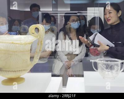 220711 -- PECHINO, 11 luglio 2022 -- Un membro dello staff presenta una mostra alla mostra intitolata Tota Italia -- Origins of a Nation al Museo Nazionale della Cina di Pechino, capitale della Cina, 11 luglio 2022. Una nuova mostra sulle origini dell'Italia è stata inaugurata presso il Museo Nazionale della Cina di Pechino. Intitolato Tota Italia - Origins of a Nation, presenta 503 pezzi di preziosi oggetti d'antiquariato provenienti da 26 musei in tutta Italia. Presentata simultaneamente in cinese, italiano e inglese, la mostra durerà fino al 9 ottobre. CHINA-BEIJING-EXHIBITION-ANCIENT ROME CN ZHANGXYUWEI PUBLICATIONXNOTXINXCHN Foto Stock