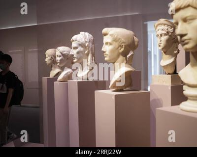 220711 -- PECHINO, 11 luglio 2022 -- Un giornalista visita la mostra intitolata Tota Italia -- Origins of a Nation al Museo Nazionale della Cina di Pechino, capitale della Cina, 11 luglio 2022. Una nuova mostra sulle origini dell'Italia è stata inaugurata presso il Museo Nazionale della Cina di Pechino. Intitolato Tota Italia - Origins of a Nation, presenta 503 pezzi di preziosi oggetti d'antiquariato provenienti da 26 musei in tutta Italia. Presentata simultaneamente in cinese, italiano e inglese, la mostra durerà fino al 9 ottobre. CHINA-BEIJING-EXHIBITION-ANCIENT ROME CN ZHANGXYUWEI PUBLICATIONXNOTXINXCHN Foto Stock