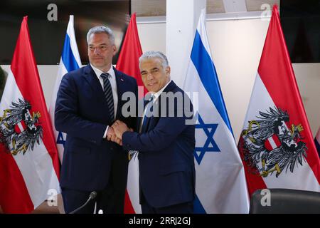 220713 -- GERUSALEMME, 13 luglio 2022 -- il cancelliere austriaco Karl Nehammer L e il primo ministro israeliano Yair Lapid partecipano alla cerimonia di firma a Gerusalemme il 12 luglio 2022. Martedì Israele e Austria hanno firmato un accordo per istituire un partenariato strategico globale per ampliare la cooperazione in materia di sicurezza. Via Xinhua MIDEAST-GERUSALEMME-PM-CERIMONIA DI FIRMA DEL CANCELLIERE AUSTRIACO ShaolxGolan/JINI PUBLICATIONxNOTxINxCHN Foto Stock