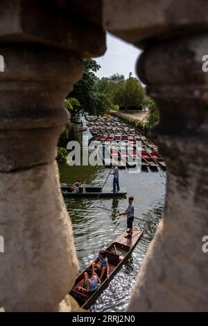 Oxford, Regno Unito, 8 settembre 2023. Gli studenti si divertono a fare un pugno sul fiume Cherwell al Magdalen Bridge, nel centro di Oxford, Regno Unito. Il punting è una tradizione di Oxford apprezzata da gente del posto, studenti e visitatori. Crediti: Martin Anderson/Alamy Live News Foto Stock