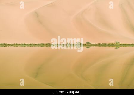 220713 -- BANNER DESTRO ARAXAN, 13 luglio 2022 -- foto scattata il 13 luglio 2022 mostra una vista del deserto di Badain Jaran nella regione autonoma della Mongolia interna della Cina settentrionale. CINA-INTERNA MONGOLIA-ARAXAN-DESERTCN BeixHe PUBLICATIONxNOTxINxCHN Foto Stock