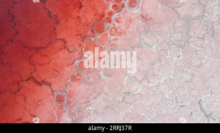 220713 -- BANNER DESTRO ARAXAN, 13 luglio 2022 -- foto aerea scattata il 13 luglio 2022 mostra un lago nel deserto di Badain Jaran nella regione autonoma della Mongolia interna della Cina settentrionale. CINA-INTERNA MONGOLIA-ARAXAN-DESERTCN BeixHe PUBLICATIONxNOTxINxCHN Foto Stock