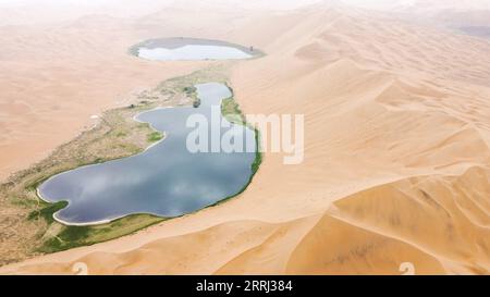 220713 -- BANNER DESTRO ARAXAN, 13 luglio 2022 -- foto aerea scattata il 13 luglio 2022 mostra una vista del deserto di Badain Jaran nella regione autonoma della Mongolia interna della Cina settentrionale. CINA-INTERNA MONGOLIA-ARAXAN-DESERTCN BeixHe PUBLICATIONxNOTxINxCHN Foto Stock