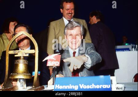 Henning Voscherau, deutscher Politiker, mit der Glocke des Vorsitzenden bei einer SPD Veranstaltung, Deutschland um 1989. Foto Stock