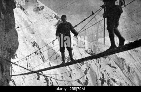 "Sur le front Italien; une passerelle a 3.000 metri d'altitudine", 1918. Da "l'album de la Guerre 1914-1919, volume 2" [l'Illustration, Paris, 1924]. Foto Stock