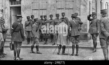 "Dans la bataille; presentation au General Franchet d'Esperey de l'etat-major du Corps italien envoy en France", 1918. Da "l'album de la Guerre 1914-1919, volume 2" [l'Illustration, Paris, 1924]. Foto Stock