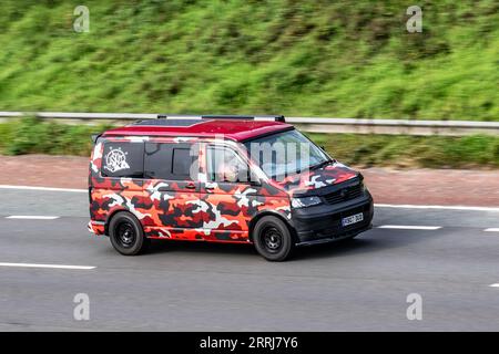 2007 Volkswagen TR-Porter T28 102 TDI SWB TDI 102 SWB Red LCV Panel window Van Diesel 1896 cc camper che viaggia a velocità sostenuta sull'autostrada M6 a Greater Manchester, Regno Unito Foto Stock