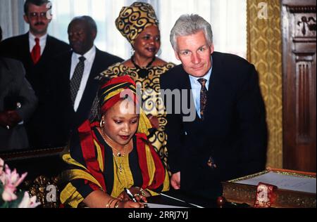 Nobutho Zindziswa Zindzi Mandela-Hlongwane, jüngste Tochter von Nelson und Winnie Mandela, trägt sich bei einem Besuch ins Goldene Buch der Stadt Hamburg ein, daneben Erster Bürgermeister Henning Voscherau, Deutschland um 1990. Foto Stock