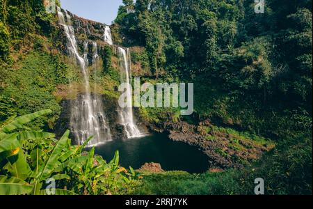 Splendida cascata Tad Yuang nell'altopiano di Bolaven. Paesaggio del Laos Foto Stock