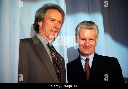 Henning Voscherau, deutscher SPD Politiker, nach der Verleihung des Douglas-Sirk-Preises an den amerikanischen Schauspieler Clint Eastwood ad Amburgo, Deutschland 1995. Foto Stock