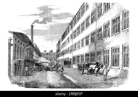Broadwood's Pianoforte Manufactory, Horseferry-Road, Westminster, 1858. "Vicino al depositario è il dipartimento per la preparazione della colla, una spesa che ammonta a &#xa3;2000 all'anno. Il vapore per le carpe in cui la colla viene bollita viene erogato dal motore e dalla caldaia che, con un seghetto e un capannone, è un locale per la perforazione e la rotazione mediante vapore; e la stanza di un caposquadra per le impiallacciature abbinate, &amp;c., completa la gamma sussidiaria di edifici che possono essere visti sul lato sinistro... per dare un'idea dell'estensione di questo edificio, si può aggiungere che contiene Upwar Foto Stock
