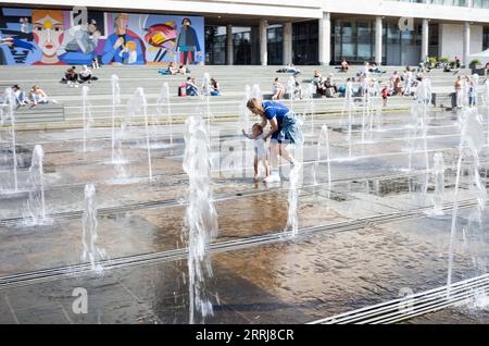 220717 -- MOSCA, 17 luglio 2022 -- Un bambino gioca in una fontana durante il fine settimana a Mosca, in Russia, il 16 luglio 2022. RUSSIA-MOSCA-DAILY LIFE BaixXueqi PUBLICATIONxNOTxINxCHN Foto Stock