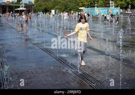 220717 -- MOSCA, 17 luglio 2022 -- Una ragazza gioca in una fontana durante il fine settimana a Mosca, in Russia, il 16 luglio 2022. RUSSIA-MOSCA-DAILY LIFE BaixXueqi PUBLICATIONxNOTxINxCHN Foto Stock