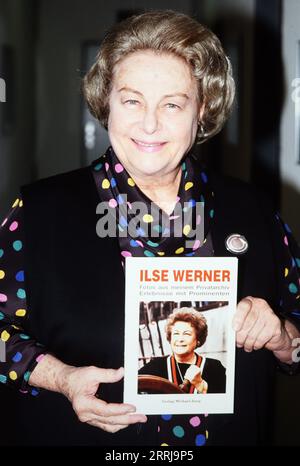 Ilse Werner, deutsche Schauspielerin, Kunstpfeiferin und Sängerin, mit ihrem Buch 'Fotos aus meinem Privatarchiv', Deutschland 1994. Foto Stock