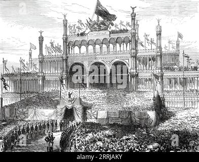 Inaugurazione della mostra del Centenario americano: Coro che canta l'inno centenario, da uno schizzo del nostro artista speciale, 1876. Il vescovo Matthew Simpson allora offrì una preghiera, seguita dall'Inno centenario di Whittier, cantato da un coro di mille voci. L'edificio principale dietro il coro fungeva da tavola di risonanza, la Memorial Hall di fronte confinava il suono. L'effetto generale è stato di gran lunga più grande di quanto ci si potesse aspettare in una tale performance all'aperto, producendo dal pubblico sorpreso e deliziato una folgorante esplosione di applausi. Da "Illustrated London News", 1876. Foto Stock