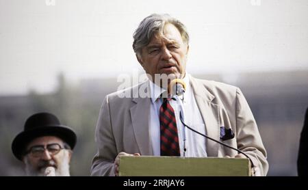 Teddy Kollek, Bürgermeister von Jerusalem, hält eine Rede anlässlich des Staatsbesuchs vom deutschen Bundespräsidenten Richard von Weizsäcker a Gerusalemme, 1985. Foto Stock