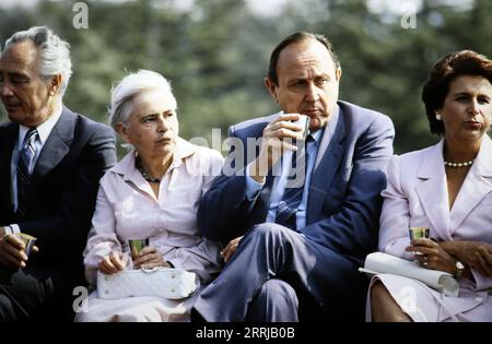 Der israelische Politiker Shimon Peres, Tamar Kollek, Ehefrau von Bürgermeister Teddy Kollek, der deutsche Bundesaussenminister Hans-Dietrich Genscher und Aura Herzog, First Lady Israels, Ehefrau von Präsident Chaim Herzog, während des Staatsbesuchs von Richard von Weizsäcker in Israele 1985. Foto Stock