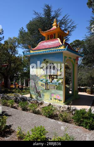 Santuario buddista nel Giardino dello stile vietnamita Hong Hien tu Pagoda o Frejus Pagoda Fréjus Var France Foto Stock