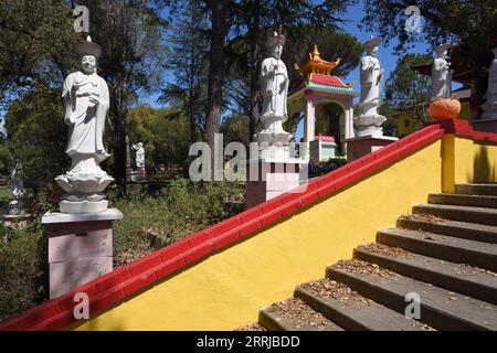 Scala gialla e rossa e statue da giardino o Stauario nel Giardino della pagoda Hong Hien tu o Frejus Pagoda Fréjus Var France in stile vietnamita Foto Stock