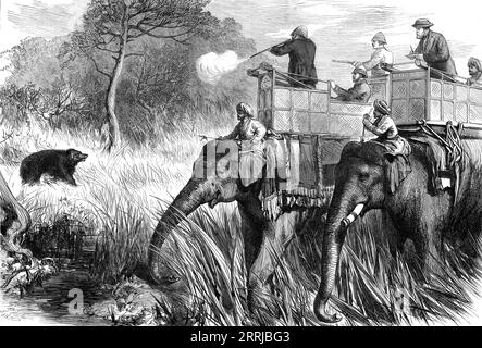 The Prince of Wales in the Terai: Shooting a Bear, tratto da uno sketch di uno dei nostri artisti speciali, 1876. Il futuro re Edoardo VII in India. “Il primo orso ha ricevuto un proiettile prima che sua altezza reale si avvicinasse ad esso; ma il secondo uscì dal pezzo di erba lunga in direzione del Principe, e attraversò il torrente e stava andando verso un bosco vicino, quando ebbe un colpo pulito. Il colpo fu particolarmente buono, il proiettile entrava e passava attraverso il corpo al petto, uccidendo l'animale all'istante. Da "Illustrated London News", 1876. Foto Stock