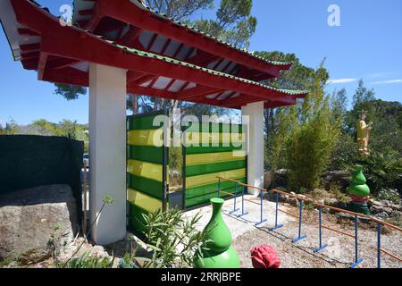 Ingresso buddista o ingresso alla Pagoda Hong Hien tu o alla Pagoda Frejus Fréjus Var France in stile vietnamita Foto Stock