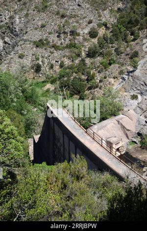 Vista aerea sulla diga di Malpasset, che è crollata nel disastro della diga del 1959 uccidendo 423 persone Frejus Var Provence Francia Foto Stock