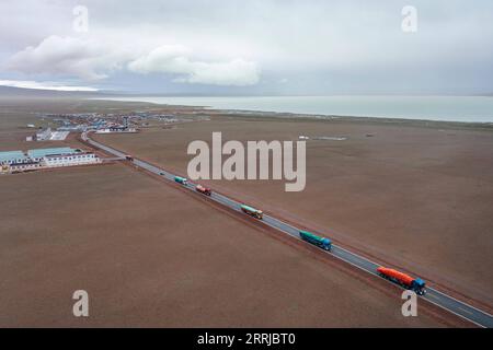 220719 -- NAGQU, 19 luglio 2022 -- la foto aerea mostra camion che trasportano mobili che partono dalla Doima Township nella contea di Tsonyi, nella regione autonoma Tibet del sud-ovest della Cina, 15 luglio 2022. La contea di Tsonyi, regione autonoma Tibet del sud-ovest della Cina, ha iniziato il trasferimento del suo secondo gruppo di residenti martedì, come parte del piano della regione per migliorare le condizioni di vita delle persone e proteggere il fragile ecosistema locale. Con un'altitudine media di oltre 5.000 metri, la contea di Tsonyi copre un'area totale di 120.000 km quadrati e fa parte della riserva naturale nazionale di Changtang, la più grande e alta Cina Foto Stock