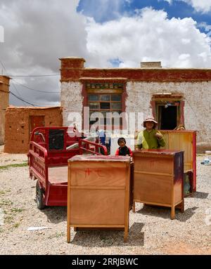 220719 -- NAGQU, 19 luglio 2022 -- gli abitanti del villaggio si preparano a trasportare mobili per il trasferimento nella Doima Township della contea di Tsonyi, nella regione autonoma Tibet del sud-ovest della Cina, 12 luglio 2022. La contea di Tsonyi, regione autonoma Tibet del sud-ovest della Cina, ha iniziato il trasferimento del suo secondo gruppo di residenti martedì, come parte del piano della regione per migliorare le condizioni di vita delle persone e proteggere il fragile ecosistema locale. Con un'altitudine media di oltre 5.000 metri, la contea di Tsonyi copre un'area totale di 120.000 km quadrati e fa parte della riserva naturale nazionale di Changtang, il più grande e alto della Cina Foto Stock