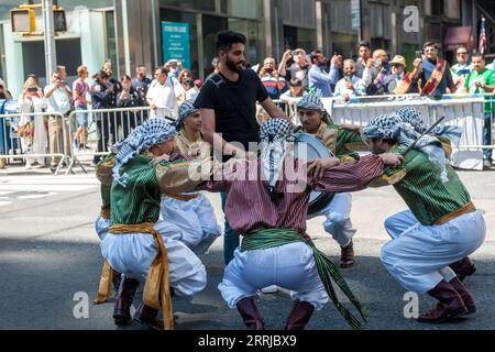 I pakistani-americani e i loro sostenitori marciano su Madison Avenue a New York domenica 27 agosto 2023 nella Parata del giorno dell'indipendenza pakistana per celebrare l'anniversario della spartizione del Pakistan e dell'India e della loro indipendenza dall'Impero britannico. I festeggiamenti, che hanno attirato folle dall'area dei tre stati, includevano una sfilata che culminò in una fiera di strada con intrattenimento e un assortimento di delizie culinarie pakistane. (© Richard B. Levine) Foto Stock