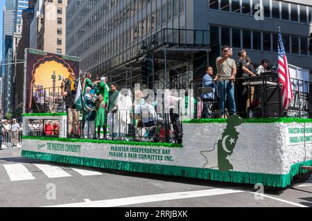 I pakistani-americani e i loro sostenitori marciano su Madison Avenue a New York domenica 27 agosto 2023 nella Parata del giorno dell'indipendenza pakistana per celebrare l'anniversario della spartizione del Pakistan e dell'India e della loro indipendenza dall'Impero britannico. I festeggiamenti, che hanno attirato folle dall'area dei tre stati, includevano una sfilata che culminò in una fiera di strada con intrattenimento e un assortimento di delizie culinarie pakistane. (© Richard B. Levine) Foto Stock