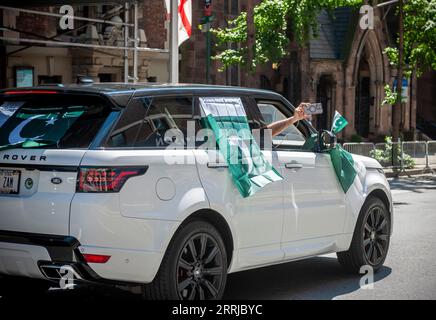 I pakistani-americani e i loro sostenitori marciano su Madison Avenue a New York domenica 27 agosto 2023 nella Parata del giorno dell'indipendenza pakistana per celebrare l'anniversario della spartizione del Pakistan e dell'India e della loro indipendenza dall'Impero britannico. I festeggiamenti, che hanno attirato folle dall'area dei tre stati, includevano una sfilata che culminò in una fiera di strada con intrattenimento e un assortimento di delizie culinarie pakistane. (© Richard B. Levine) Foto Stock