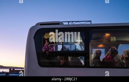 220719 -- NAGQU, 19 luglio 2022 -- gli abitanti del villaggio sono visti su un autobus diretto a Singpori di Shannan, regione Autonoma Tibet della Cina sud-occidentale, 19 luglio 2022. La contea di Tsonyi, regione autonoma Tibet del sud-ovest della Cina, ha iniziato il trasferimento del suo secondo gruppo di residenti martedì, come parte del piano della regione per migliorare le condizioni di vita delle persone e proteggere il fragile ecosistema locale. Con un'altitudine media di oltre 5.000 metri, la contea di Tsonyi copre un'area totale di 120.000 km quadrati e fa parte della riserva naturale nazionale di Changtang, la riserva naturale più grande e più alta della Cina. A causa del saluto Foto Stock