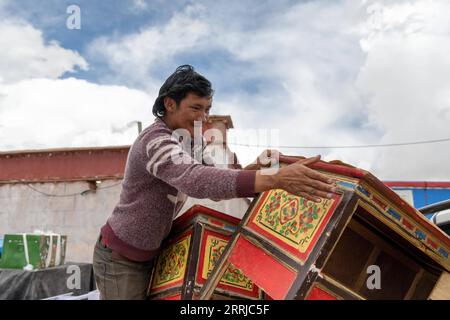 220719 -- NAGQU, 19 luglio 2022 -- Un abitante del villaggio carica mobili su un camion nella Doima Township della contea di Tsonyi, nella regione Autonoma Tibet della Cina sud-occidentale, 12 luglio 2022. La contea di Tsonyi, regione autonoma Tibet del sud-ovest della Cina, ha iniziato il trasferimento del suo secondo gruppo di residenti martedì, come parte del piano della regione per migliorare le condizioni di vita delle persone e proteggere il fragile ecosistema locale. Con un'altitudine media di oltre 5.000 metri, la contea di Tsonyi copre un'area totale di 120.000 km quadrati e fa parte della riserva naturale nazionale di Changtang, la riserva naturale più grande e più alta della Cina Foto Stock