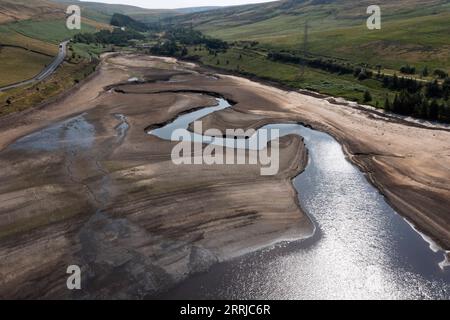 220719 -- MANCHESTER, 19 luglio 2022 -- foto aerea scattata il 19 luglio 2022 mostra il Woodhead Reservoir parzialmente vuoto vicino a Manchester, in Gran Bretagna. Una recente relazione del Centro comune di ricerca della Commissione europea ha dimostrato che quasi la metà del territorio dell'Unione europea e la Gran Bretagna sono a rischio di siccità in luglio. Le condizioni di siccità e la scarsità d'acqua stanno influenzando la produzione di energia e riducendo la resa del raccolto. Foto di /Xinhua BRITAIN-ONDATA DI CALDO-SICCITÀ JonxSuper PUBLICATIONxNOTxINxCHN Foto Stock