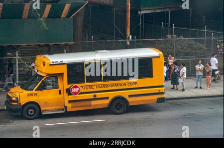 Gli scuolabus arrivano fuori dalla PS33 a Chelsea a New York il primo giorno di scuola, giovedì 7 settembre 2023. Un autista di scuolabus scivola all'orizzonte mentre i primi due giorni di guida lavoreranno, sono in corso le trattative tra la città e l'Amalgamated Transit Union Local 1181. (© Richard B. Levine) Foto Stock