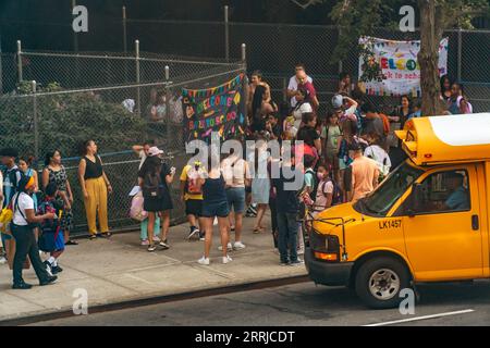 Gli scuolabus arrivano fuori dalla PS33 a Chelsea a New York il primo giorno di scuola, giovedì 7 settembre 2023. Un autista di scuolabus scivola all'orizzonte mentre i primi due giorni di guida lavoreranno, sono in corso le trattative tra la città e l'Amalgamated Transit Union Local 1181. (© Richard B. Levine) Foto Stock