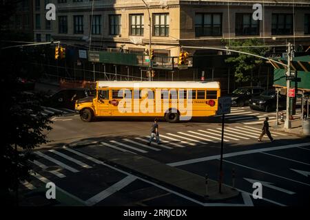 Gli scuolabus arrivano fuori dalla PS33 a Chelsea a New York il primo giorno di scuola, giovedì 7 settembre 2023. Un autista di scuolabus scivola all'orizzonte mentre i primi due giorni di guida lavoreranno, sono in corso le trattative tra la città e l'Amalgamated Transit Union Local 1181. (© Richard B. Levine) Foto Stock