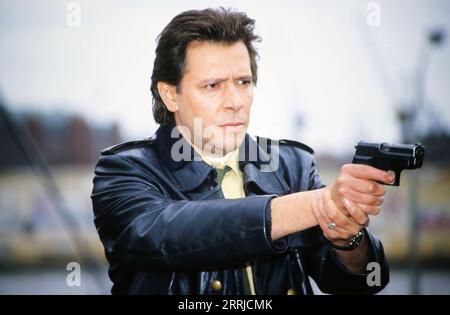 Großstadtrevier, ARD Krimiserie, 1997, Folge: Der G-Mann, Szene: Jan Fedder als Polizist Dirk Matthies mit Revolver Foto Stock