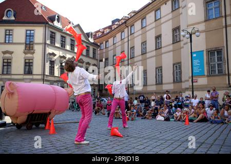 220720 -- PRAGA, 20 luglio 2022 -- due artisti si esibiscono durante il 14 ° Festival Praga Street Theater a Praga, Repubblica Ceca, 19 luglio 2022. Il festival della durata di una settimana, che ha visto più di 40 esibizioni di artisti provenienti da diversi paesi, ha chiuso martedì nella capitale ceca. Foto di /Xinhua REPUBBLICA CECA-PRAGA-TEATRO DI STRADA FESTIVAL DanaxKesnerova PUBLICATIONxNOTxINxCHN Foto Stock