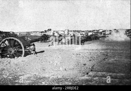 'Colpo di stato in Portogallo; unità di artiglieria rivoluzionaria che risponde al fuoco delle navi da guerra "Vasco-de-Gama" e "Guadiana" fedeli al governo regolare', 1917. Da "l'album de la Guerre 1914-1919, volume 2" [l'Illustration , Parigi, 1924]. Foto Stock