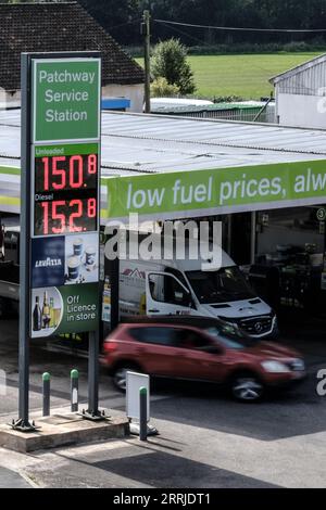 Patchway, Bristol, Regno Unito. 8 settembre 2023. I prezzi della benzina e del diesel sono di nuovo in aumento. I prezzi del carburante erano diminuiti, ma gli ultimi aumenti avranno nuovamente un impatto sul costo della vita. Nella foto è raffigurata la stazione di servizio Apple Green sulla A38. Crediti: JMF News/Alamy Live News Foto Stock