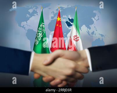 Accordo tra Arabia Saudita e Iran mediato dal contesto del concetto cinese. Due persone stringono la mano di fronte alle bandiere arabe saudite, Cina e Iran Foto Stock