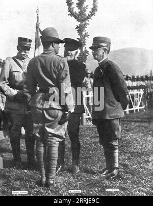 Offensiva italiana di Isonzo; prima dell'offensiva: In visita al fronte italiano, il Sig. Poincare decora un Capitano dei Bersaglieri alla presenza del Re, 1917. Da "l'album de la Guerre 1914-1919, volume 2" [l'Illustration, Paris, 1924]. Foto Stock