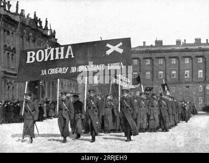 "Les Soubresauts de la Russie; un groupe d'eleves artilleurs parcourt la ville en cortege, preced&#xe9; d'un panneau portant ces mots: &Lt;&lt;Guerre pour la libert&#xe9; jusqu'a la victoire.&gt;&gt;", 1917. Sconvolgimenti in Russia: Un gruppo di studenti di artiglieria marcia attraverso la città in processione, con uno striscione recante queste parole: "Guerra per la libertà fino alla vittoria". Da "l'album de la Guerre 1914-1919, volume 2" [l'Illustration, Paris, 1924]. Foto Stock