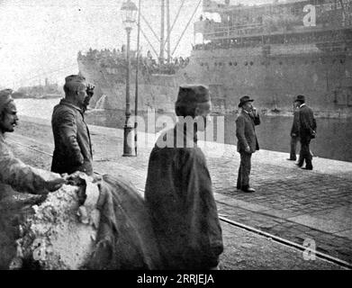 "Les Premiers contingents Americains en France; Prisonniers allemands regardant l'arrivee", 1917. Prima guerra mondiale: I primi contingenti americani in Francia; prigionieri tedeschi (di guerra) che guardano l'arrivo. Da "l'album de la Guerre 1914-1919, volume 2" [l'Illustration, Paris, 1924]. Foto Stock